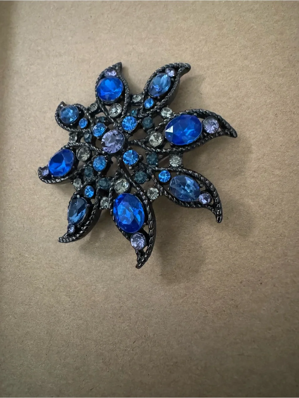 Beautiful Vintage Brooch in Pristine Condition